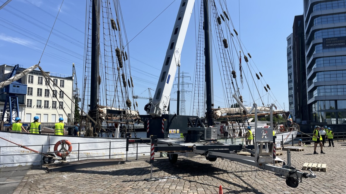 Schiffsentladung von Kaffee mit Anhängerkran in Hamburg-Harburg