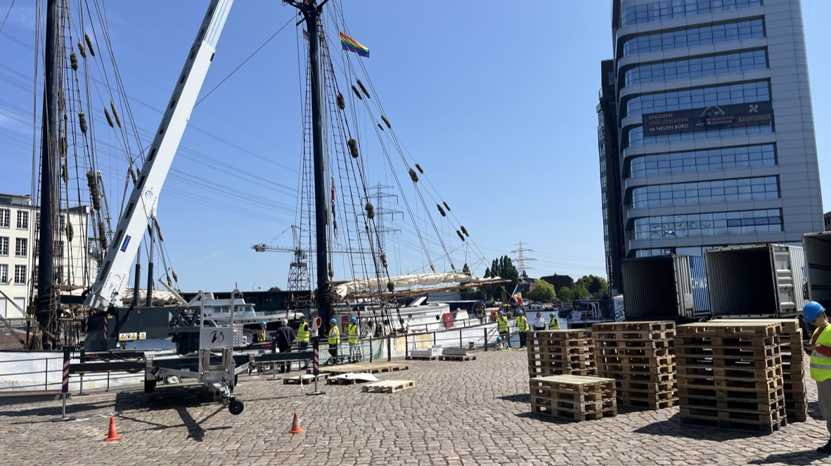 Anhängerkran mit Bediener bei Kaffee-Schiffsentladung in Harburg