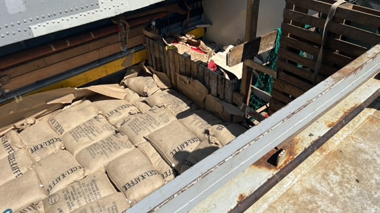 Kaffee-Schiffsentladung Hamburg-Harburg mit Anhängerkran