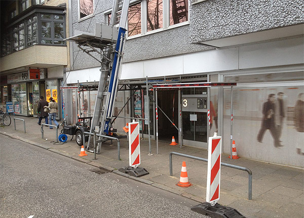 2 Fußgängertunnel + Anhängerlift auf schmalem, stark frequentiertem Gehweg