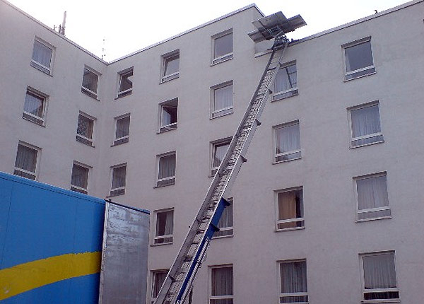 Anhängerlift vor Hochhaus