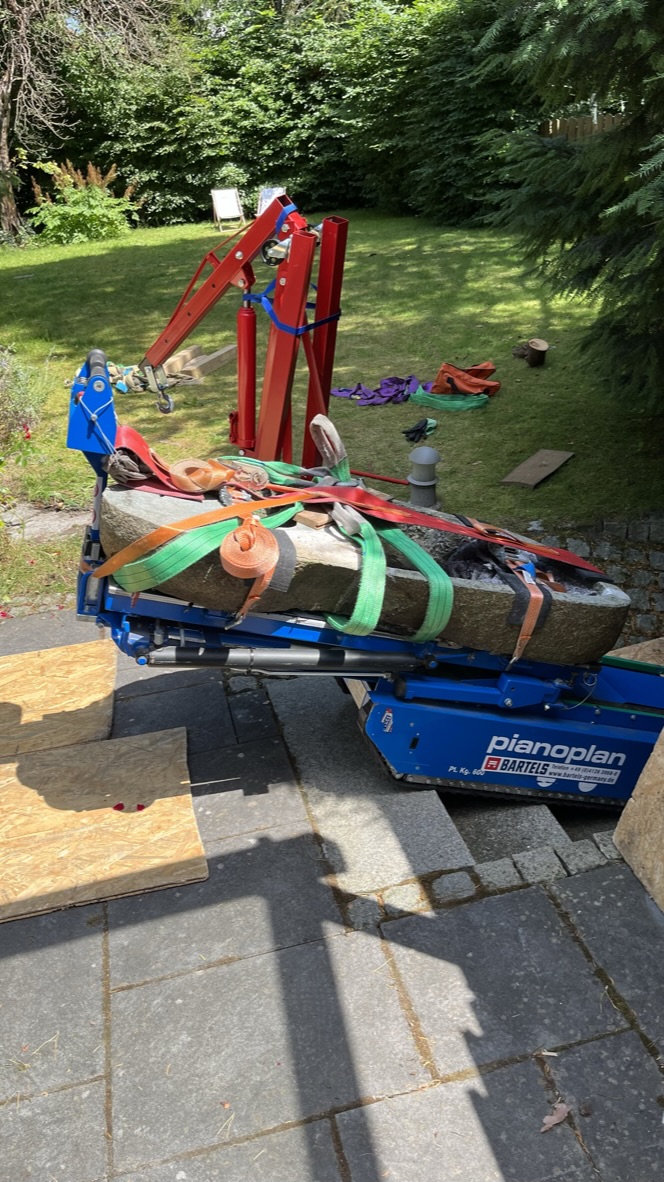 Steinbrunnentransport mit Pianoplan Treppensteiger