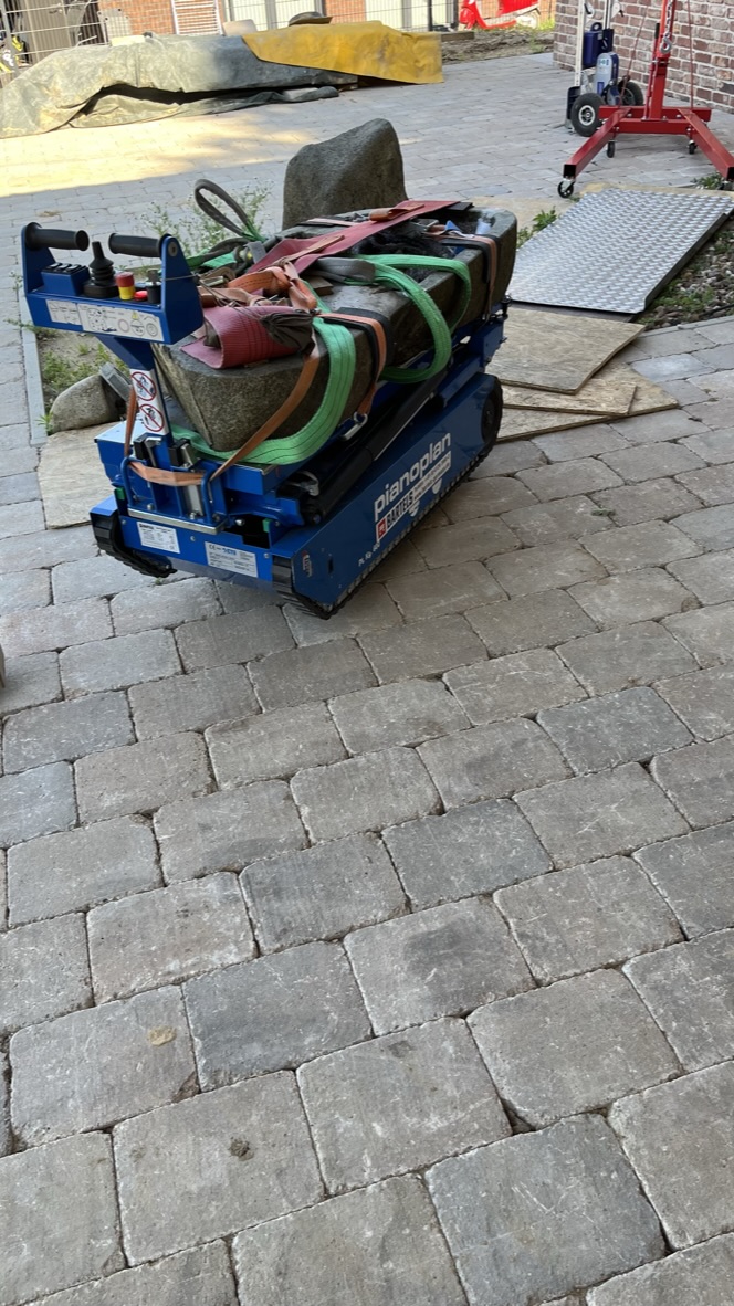 Steinbrunnentransport mit Pianoplan Treppensteiger