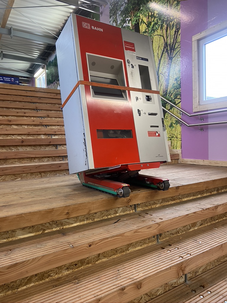 Fahrkartenautomat Transport über Treppe mit Domino Treppenraupe in Hamburg