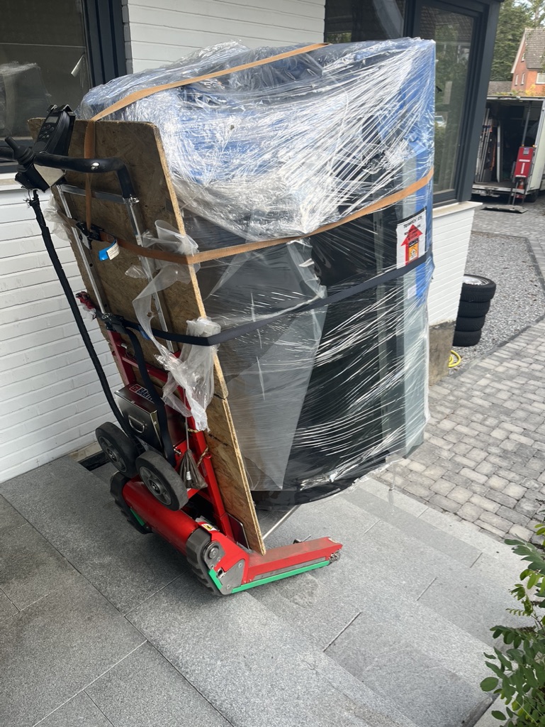 Ofentransport über Treppe mit Domino Treppenraupe in Hamburg