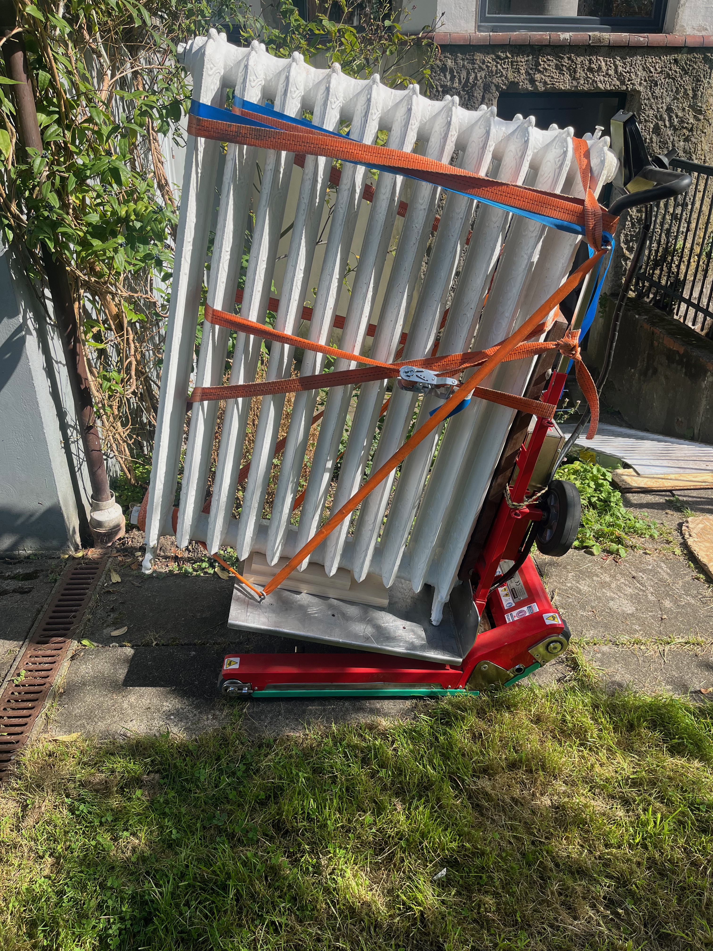 Rippenheizung Transport über Treppe mit Domino Treppenraupe