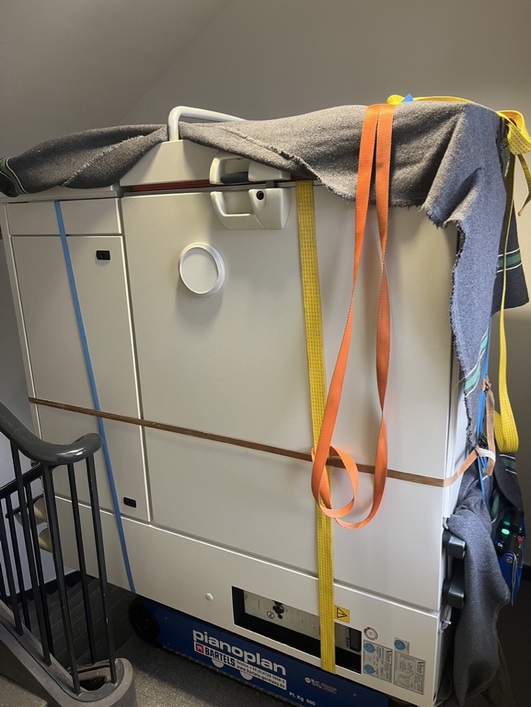 600 kg Laborgerät Transport mit Pianoplan im Polizeilabor Brandenburg