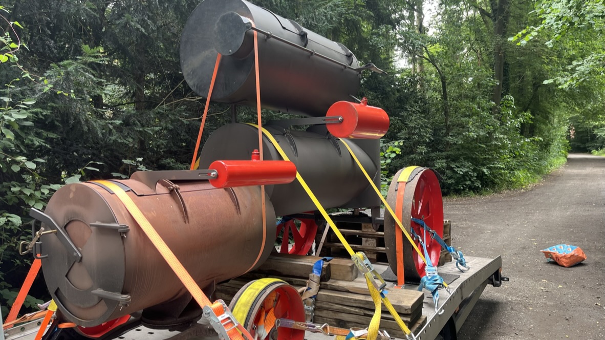 XXXL großer und sehr teurer Smoker, auf Rädern, wurde von Hannover nach Hamburg transportiert