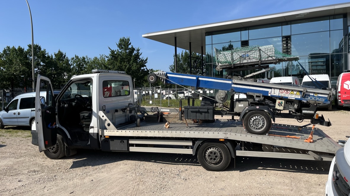 Transport eines Möbelaufzuges per offenen Transporter