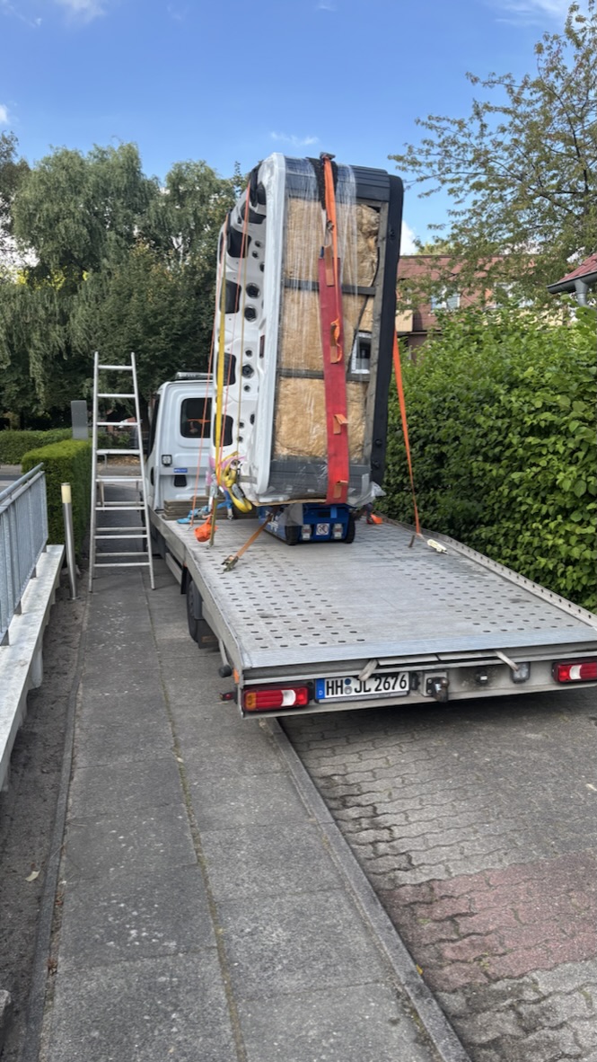 Whirlpool wird mit Pianoplan Treppenraupe verladen