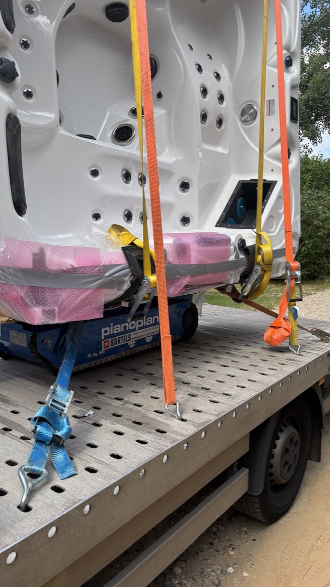 Whirlpool-Transport mit Treppenraupe und Autotransporter-gesichert mit genug Spanngurten