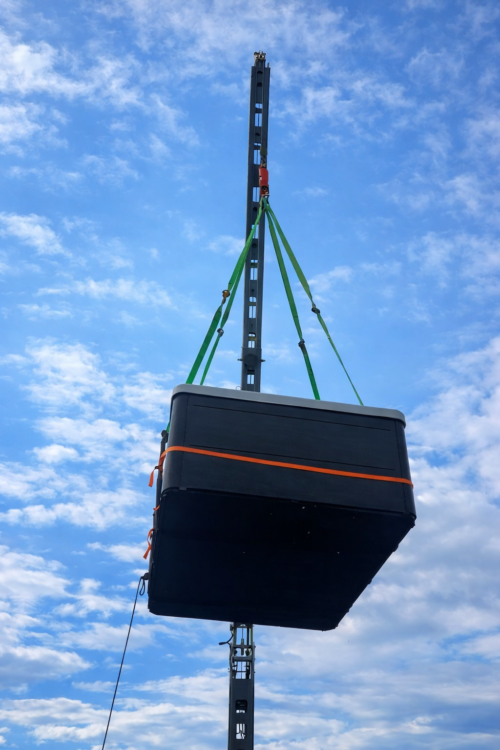 Whirlpool wird per Kran umgesetzt